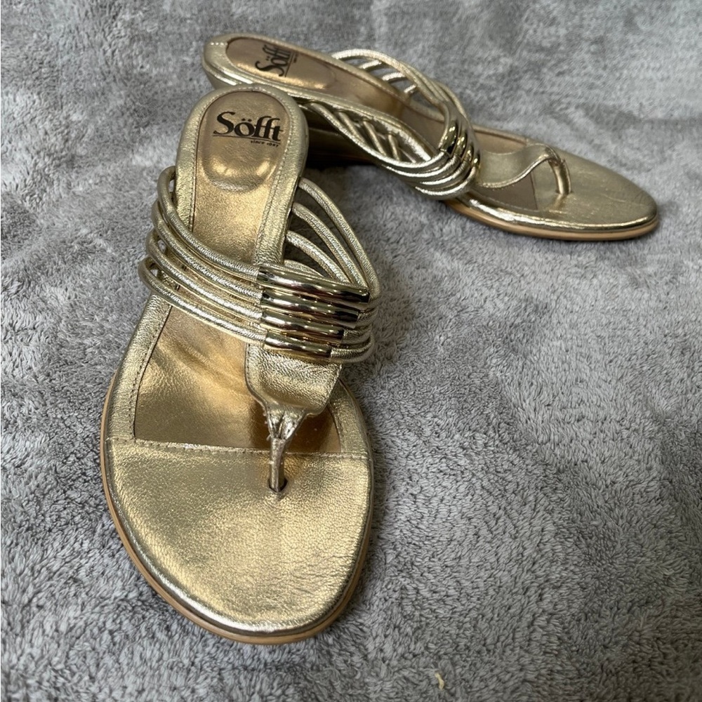Sofft metallic gold strappy thong sandals low wedge heel size 7.5